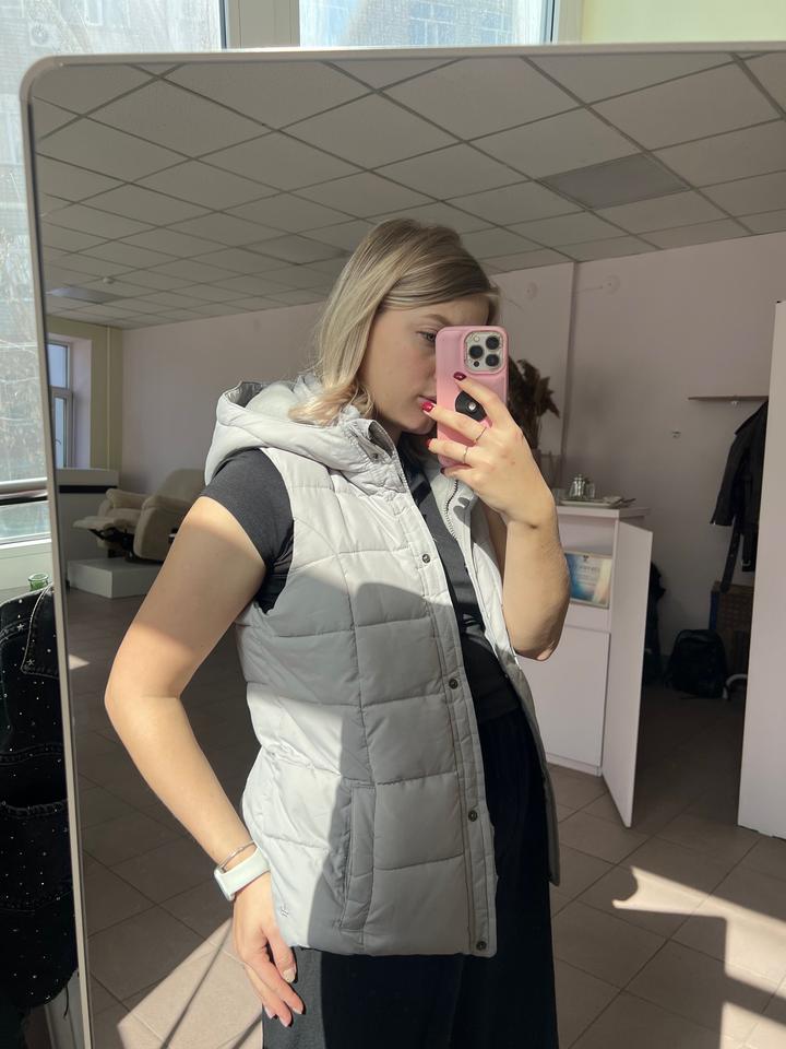 Серая жилетка