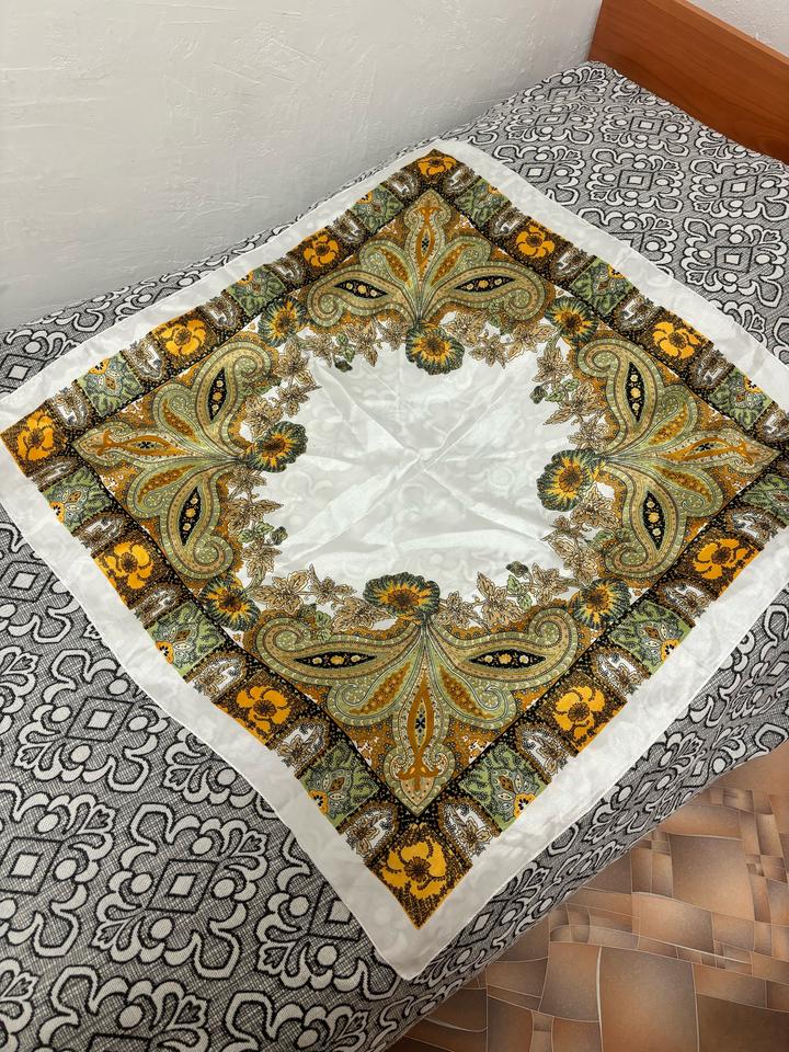 Платок с красивым рисунком