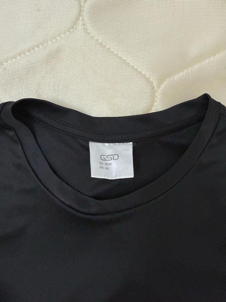 Черная футболка GSD, размер S