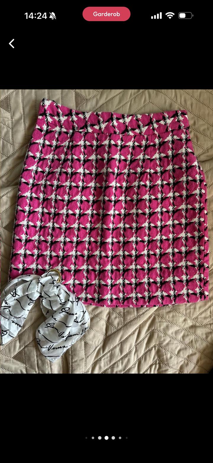 Твидовый костюм в отличном состоянии. Покупала дорого для фотосессии