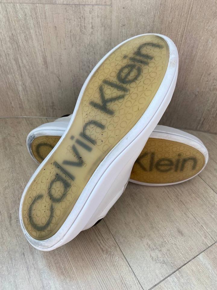 Calvin KleinРазмер 40Натуральная кожа.В отличном состоянии.2️⃣3️⃣0️⃣0️⃣0️⃣