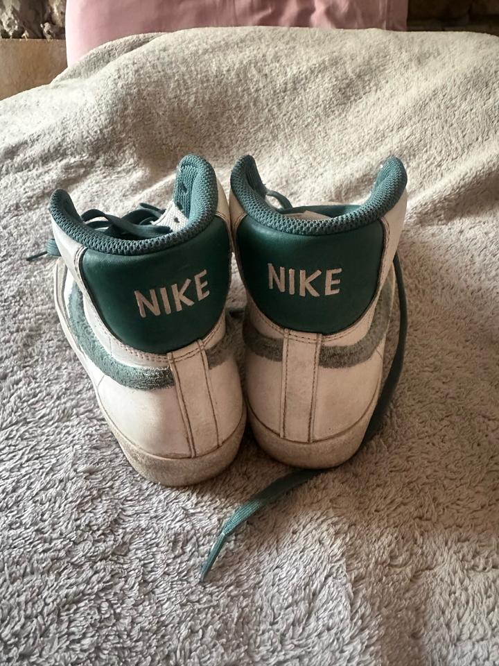 Кроссовки Nike белые с мятно-зелёными вставками