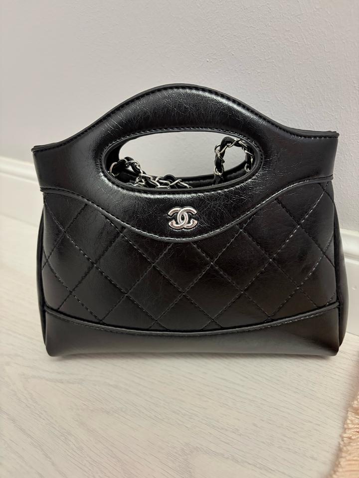 Черная сумка от Chanel