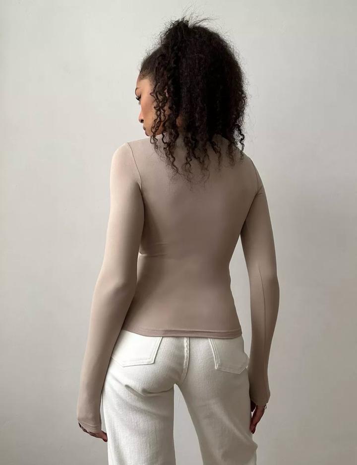 Лонгслив с вырезом декольте