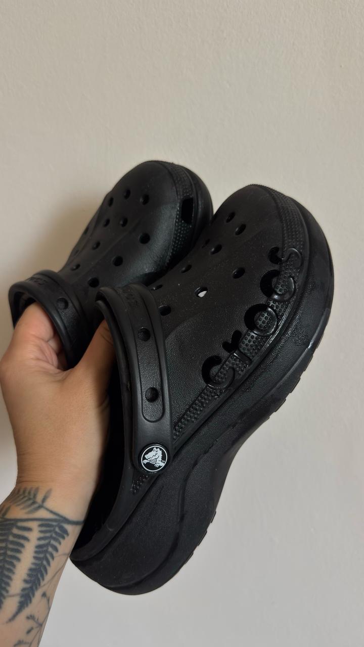 Черные сандалии Crocs