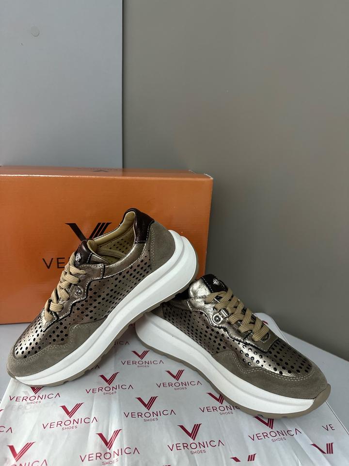 Женские кроссовки