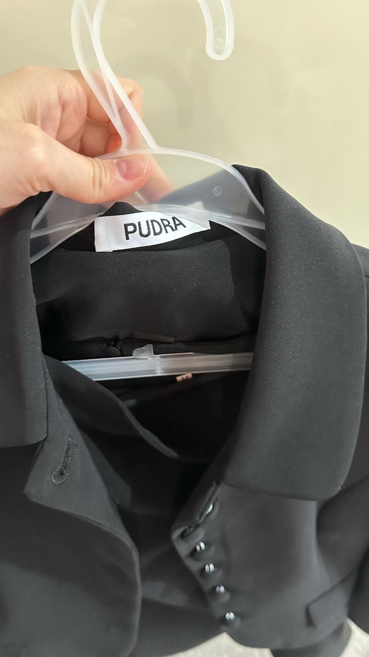 Костюм в черном цвете , почти новая носила 1 раз