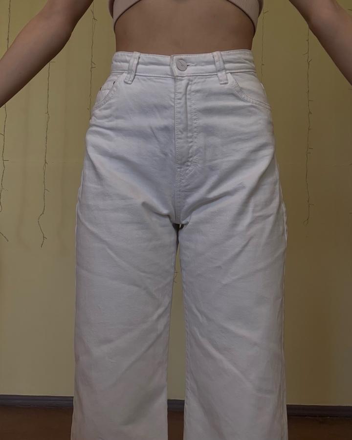 Белые джинсы на высокой посадке Bershka