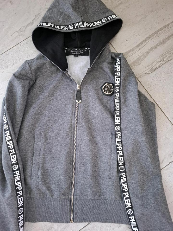 Продам спортивный костюм