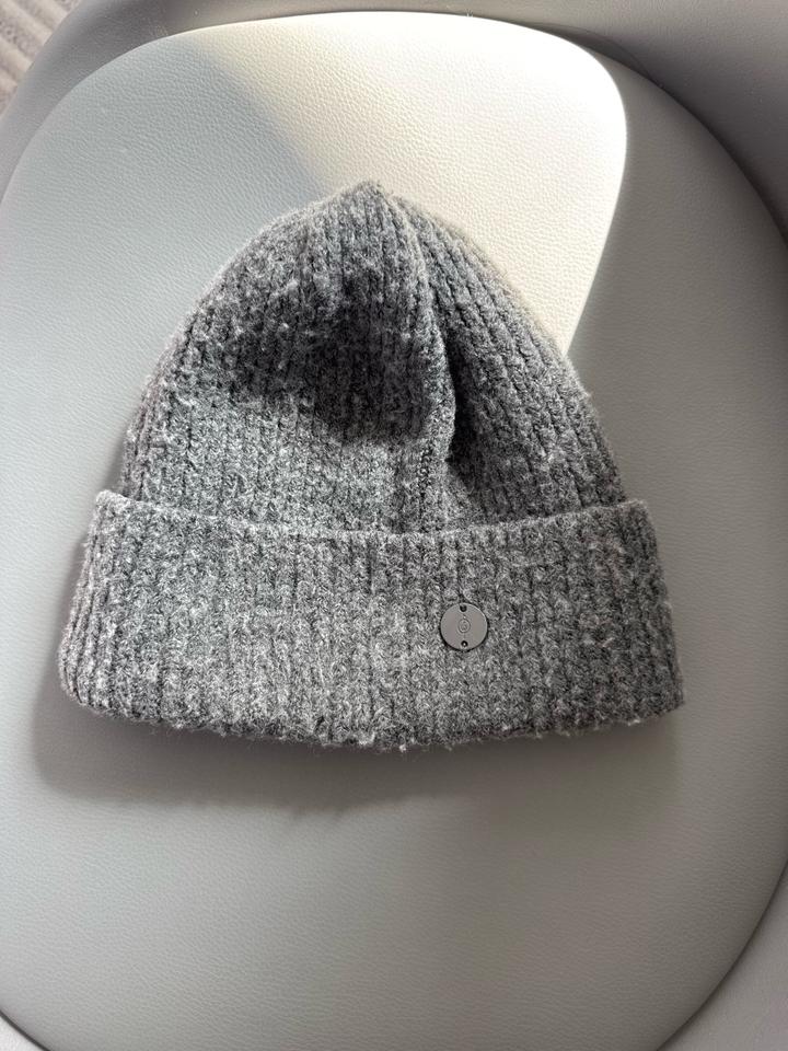 Шапка Stradivarius