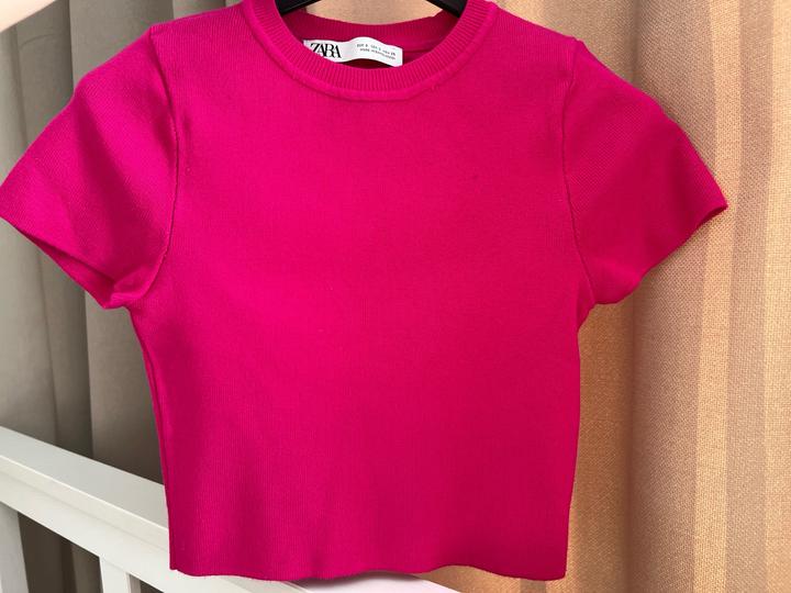 ярко-розовая укороченная футболка Zara