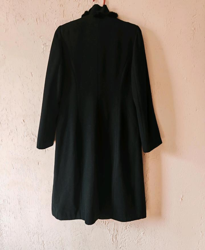 Пальто украшено мехом норки