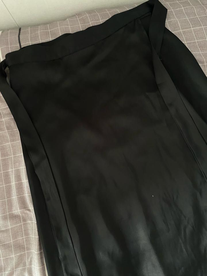 Чёрная атласная юбка