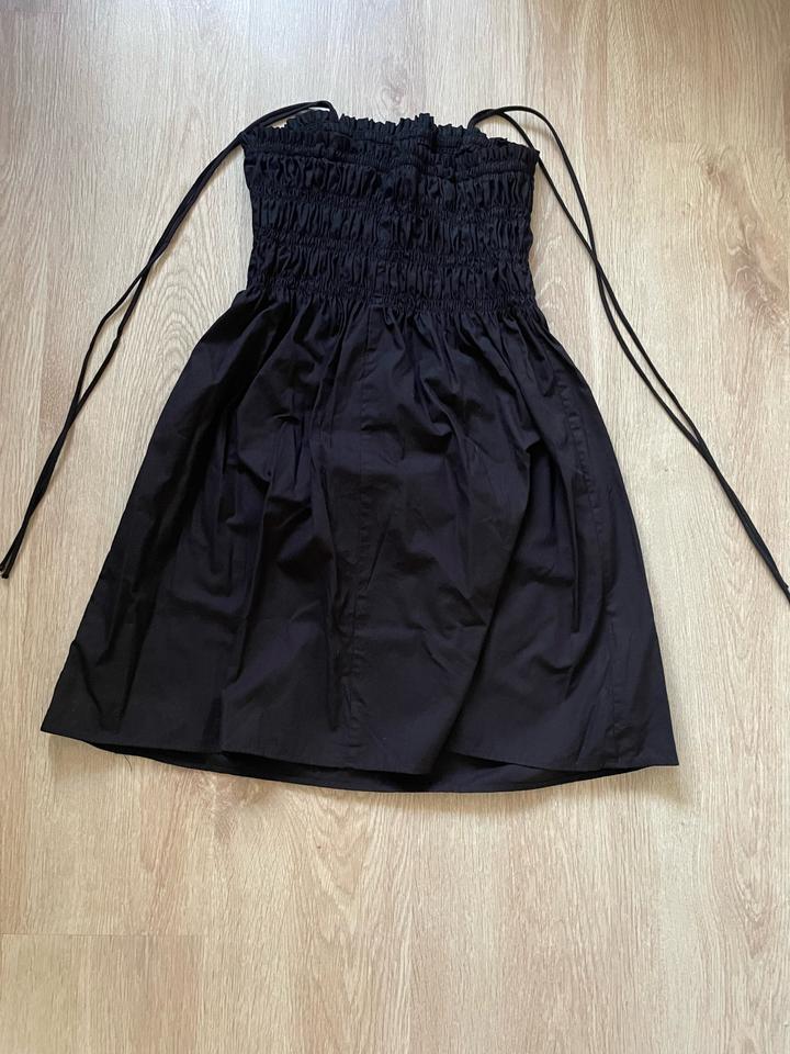 чёрное короткое платье H&M