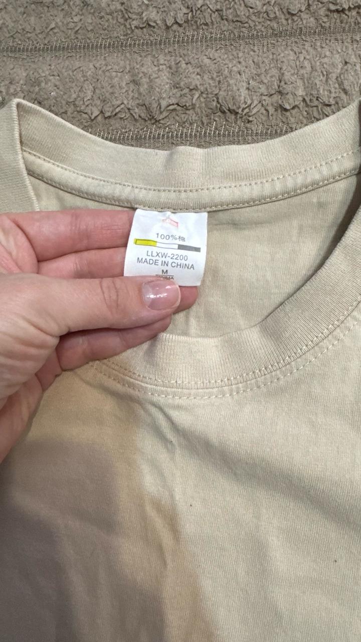 Бежевая футболка