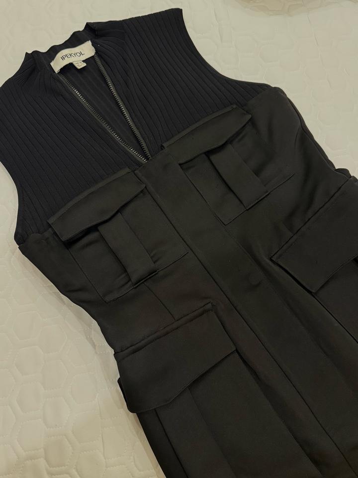 Черное платье до колена