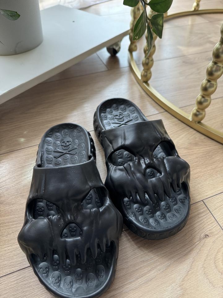 стильные черные шлепанцы