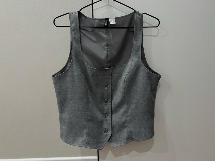серая жилетка H&M