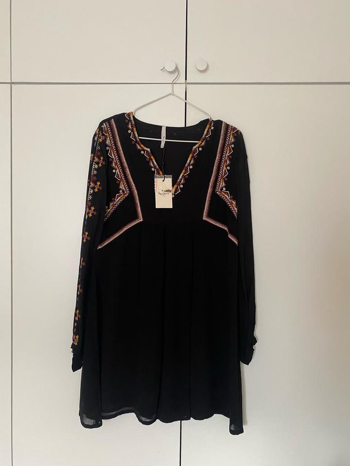 Черное платье Pepe Jeans