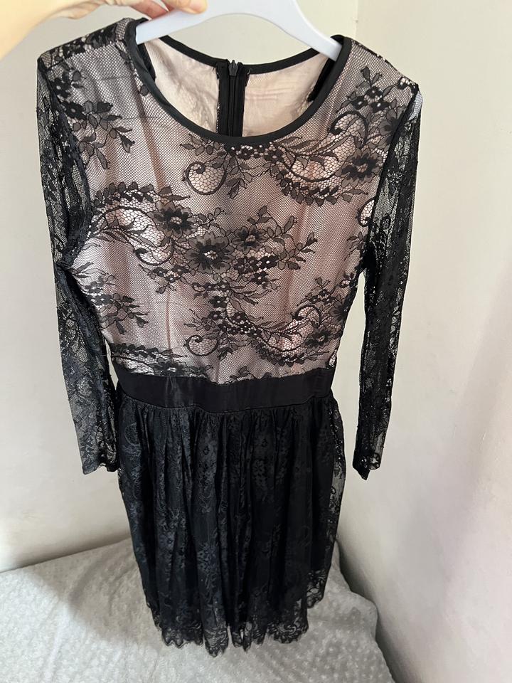 платье кружевное.