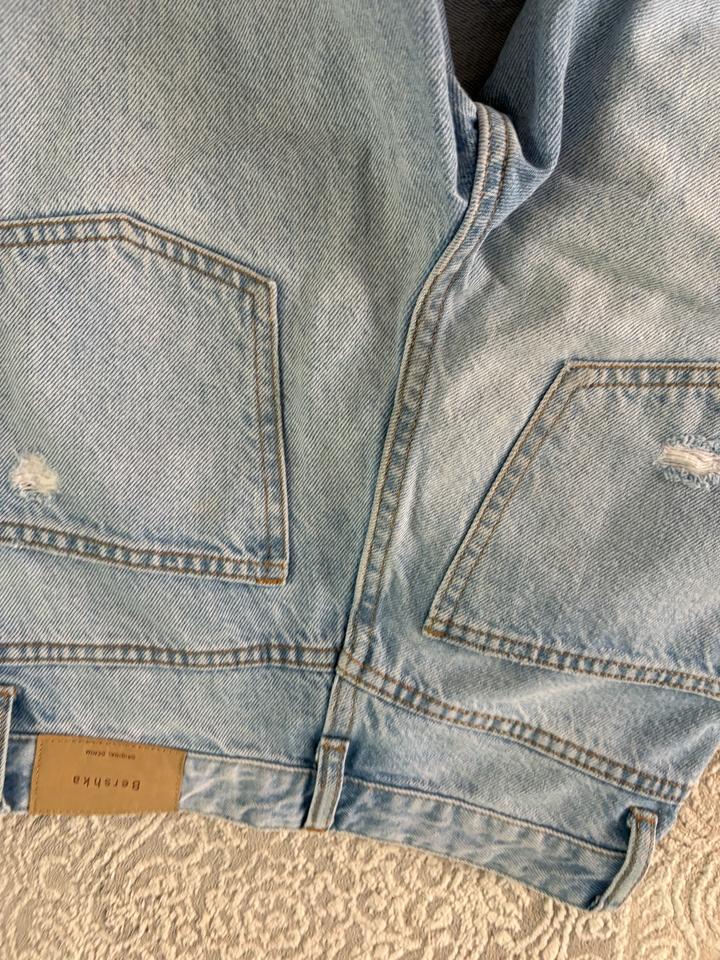 Джинсы Bershka
