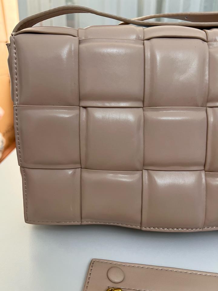 Стильная сумка из натуральной кожи в трендовом плетёном дизайне