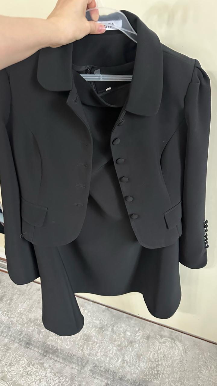 Костюм в черном цвете , почти новая носила 1 раз