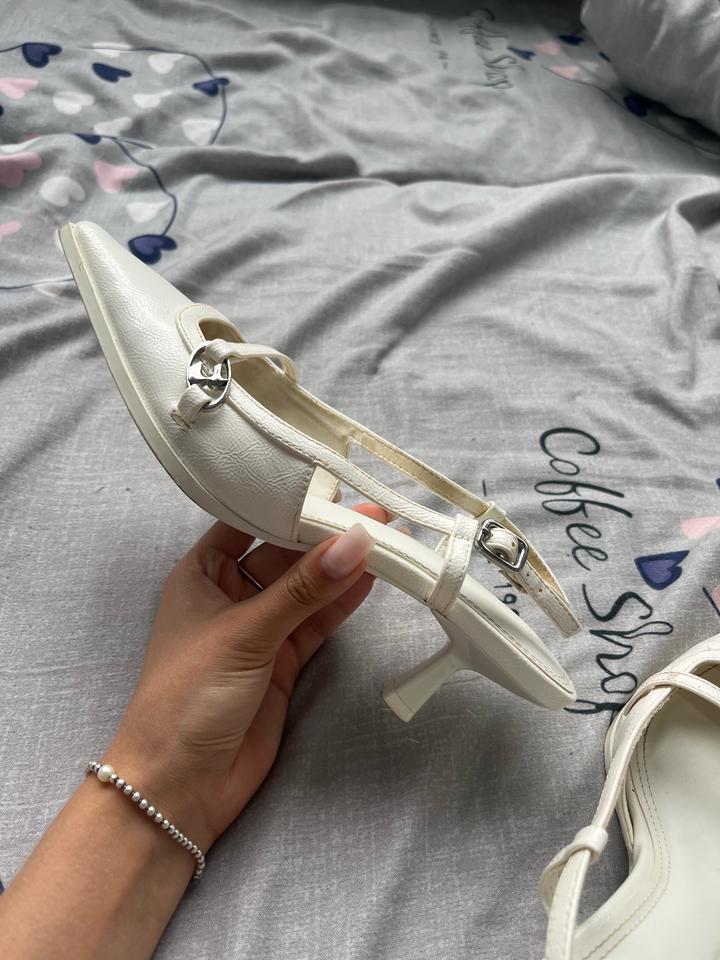 каблуки белые Bershka