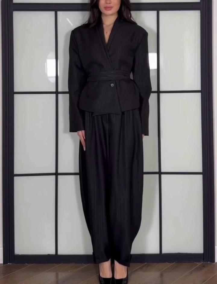 Черная двойка, костюм