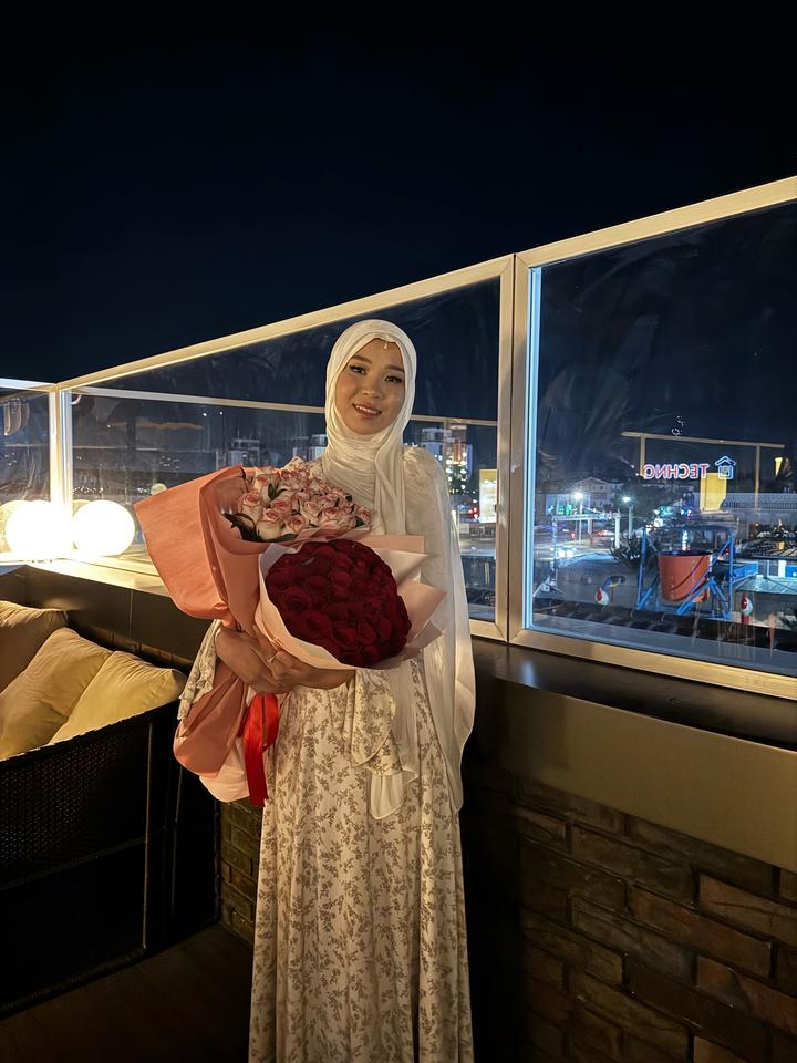 Нежное платье с цветочным принтом.