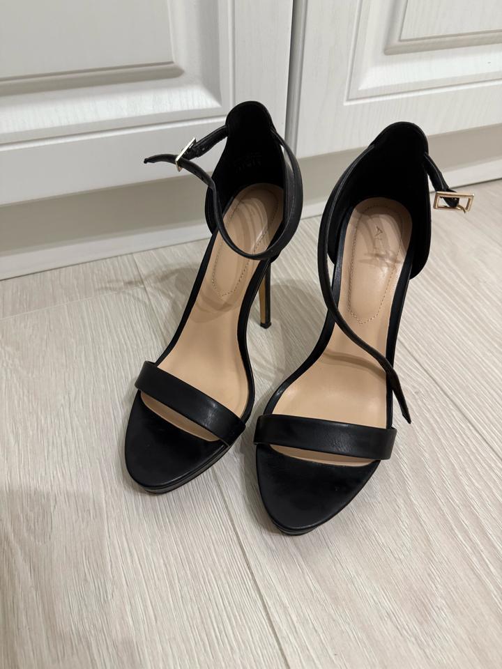 Черные босоножки на каблуке