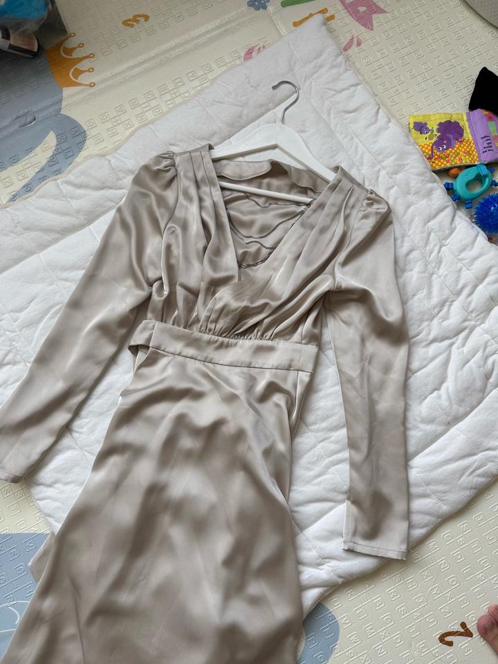 Платье Lichi шампанского цвета на запах