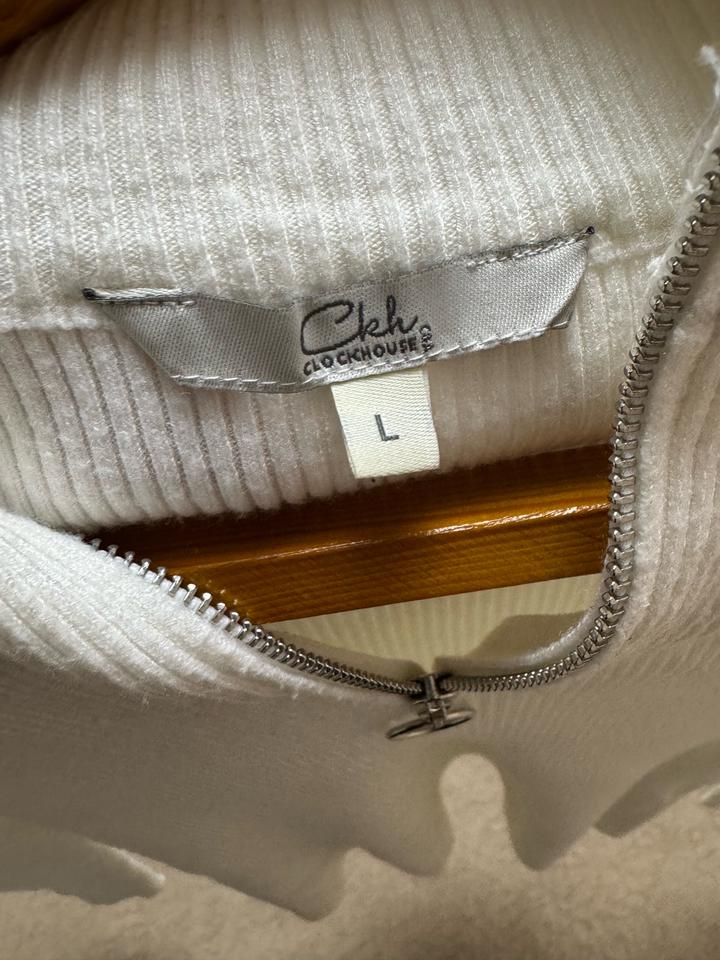 Стильный джемпер в рубчик с замком O-ring