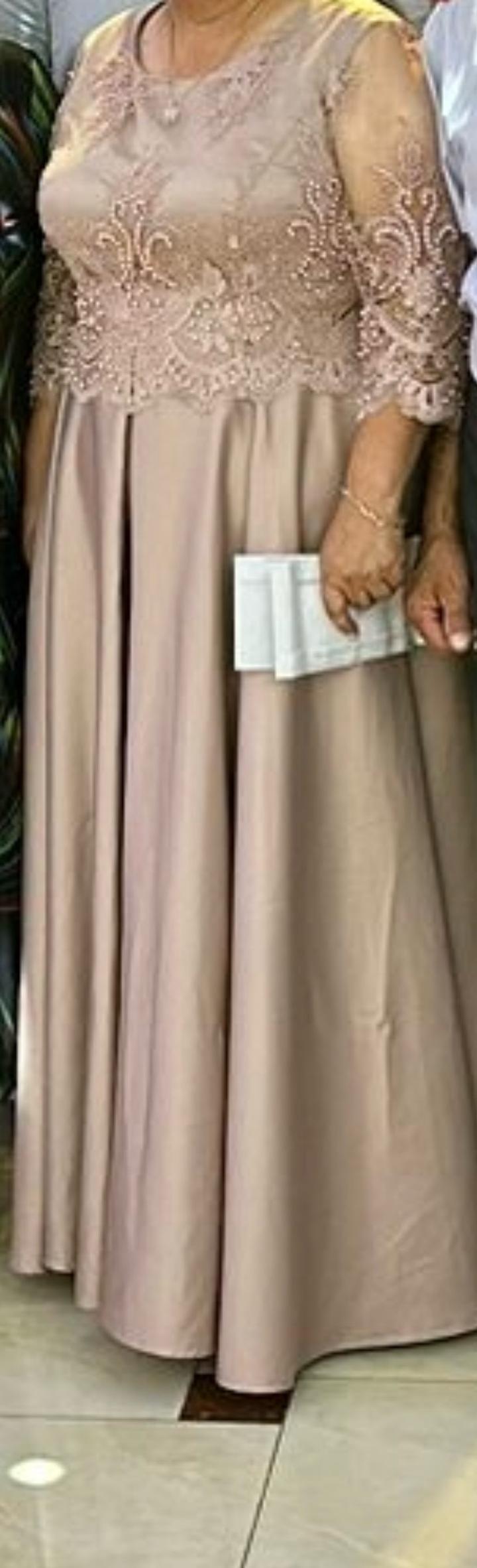 Нежное розовое платье