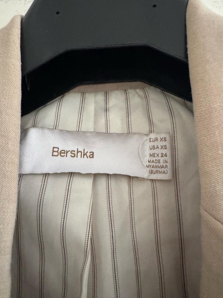 Бежевый жакет от бренда Bershka