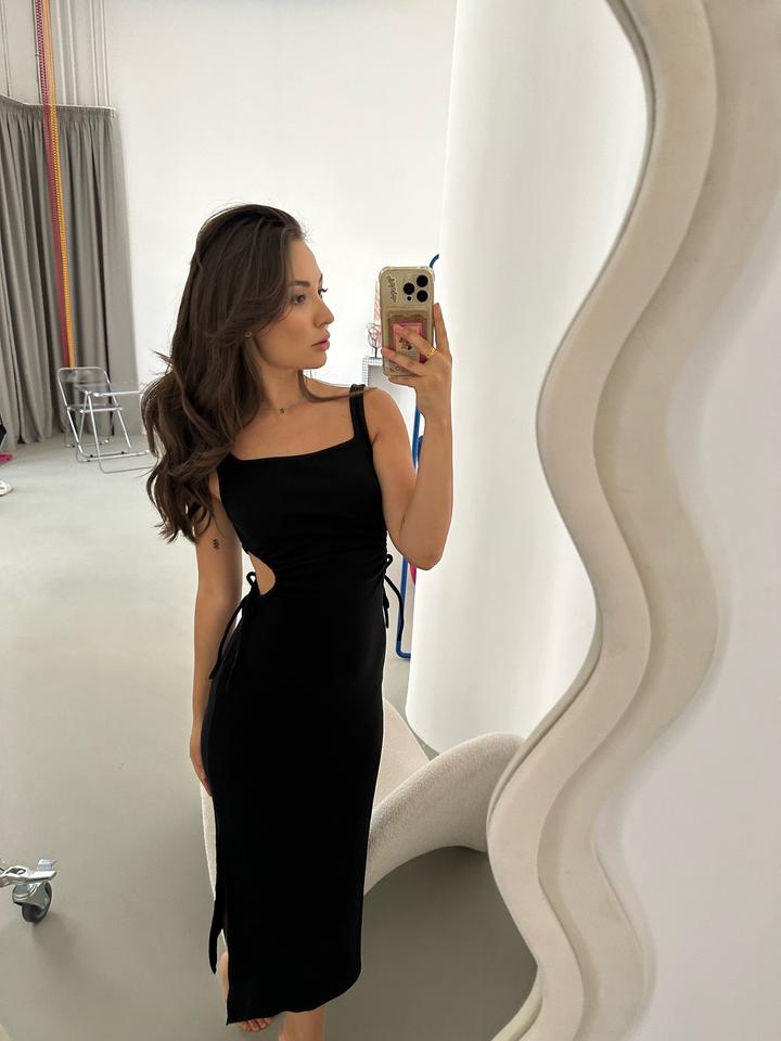 Платье черное в обтяг с вырезами по бокам
