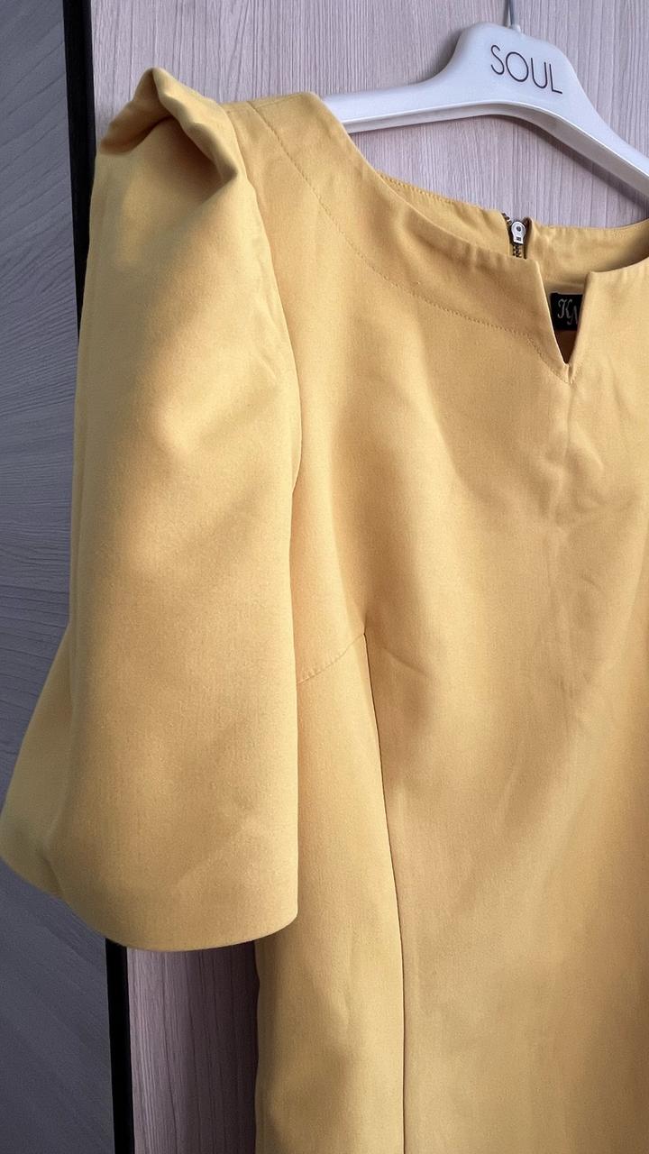 Желтое платье до колена