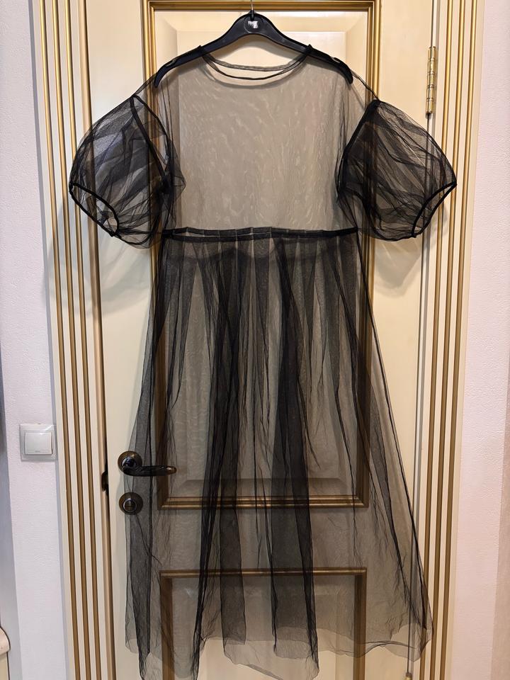 Чёрное фатиновое платье с объёмными рукавами