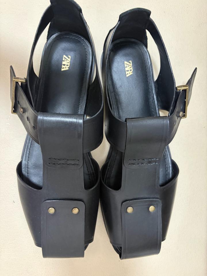 Сандали кожаные от Zara