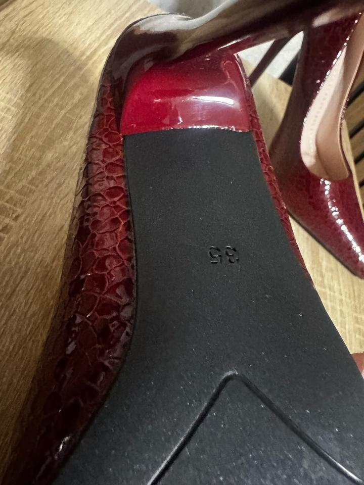 бордовые туфли