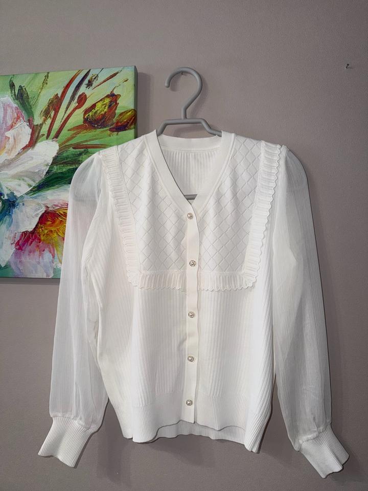 Белая кофта
