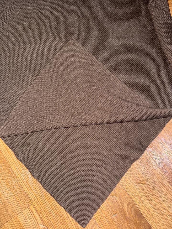 коричневая кофта