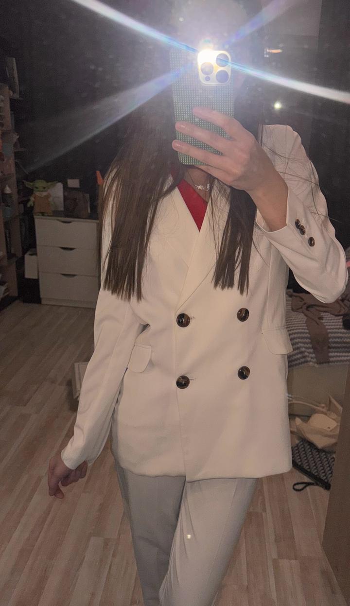 Белый брючный костюм