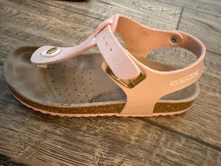 Розовые сандалии