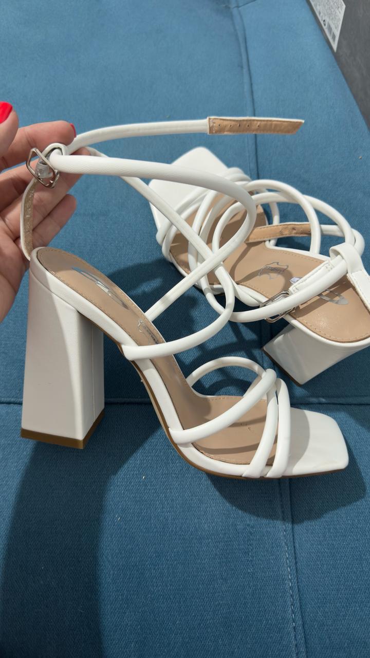 Босоножки белые