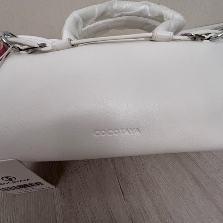 Белая сумка формы багет от Cocotaya