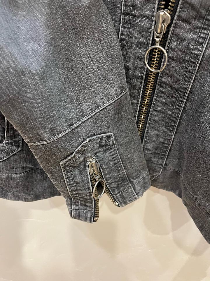 Куртка джинсовая.