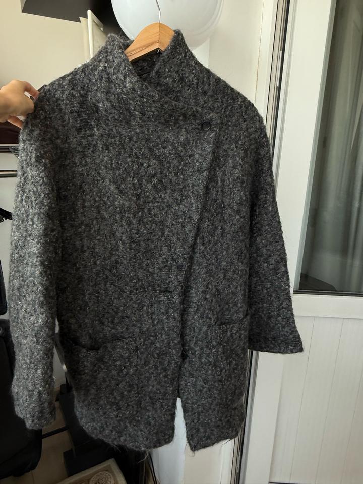Серое шерстяное пальто
