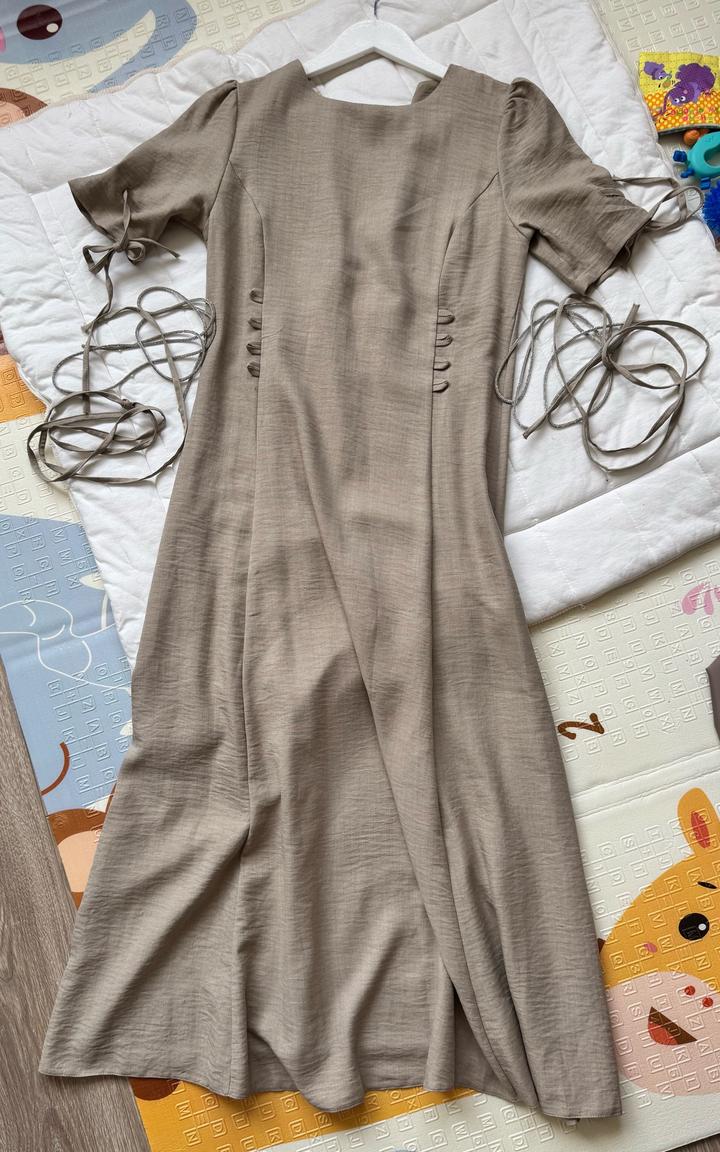 Льняное платье светло коричневого цвета