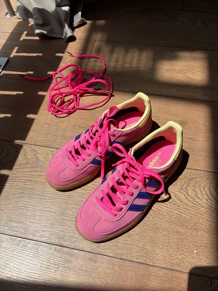розовые кроссовки adidas spezial
